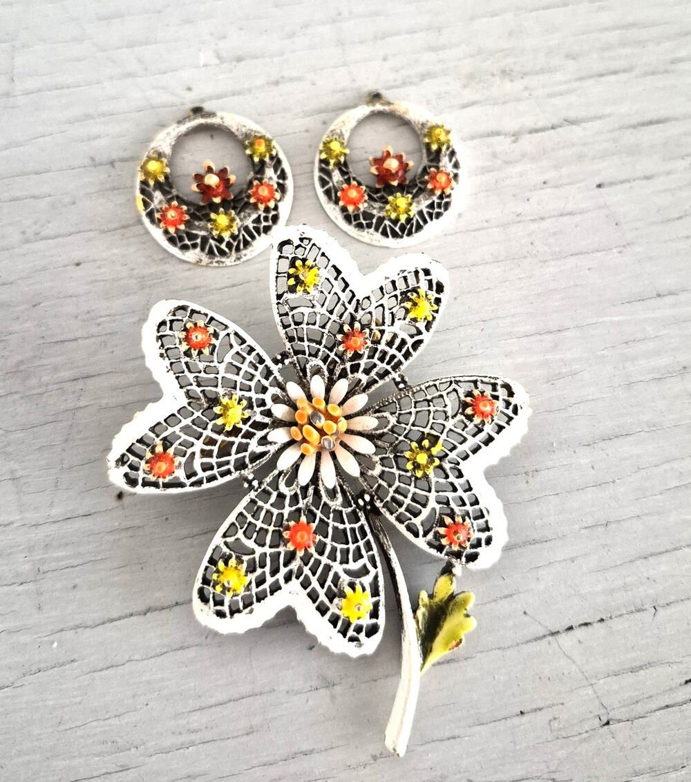 Vintage Art Pepper White Metal Enamel Sunflower Brooch Set